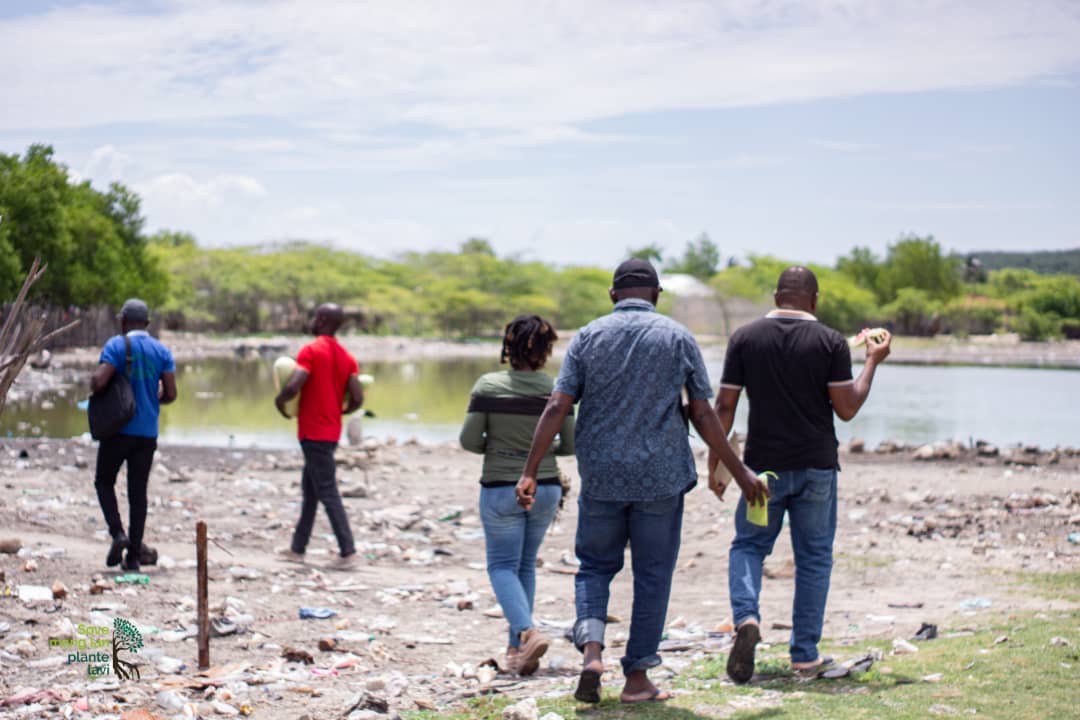 Équipe observant l’état de la mangrove